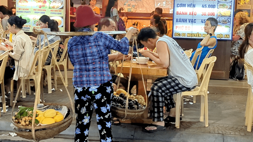 marchand ambulant Hoi An lors de la fête des lampions