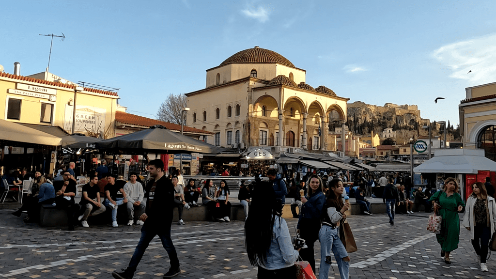 Place animée Quartier Monastiraki Athènes