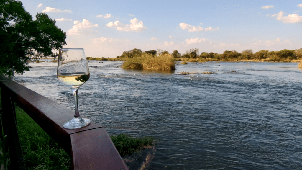 Safari lodge Aperitif au bord du zambèze cascades lodge Croisieurope Namibie
