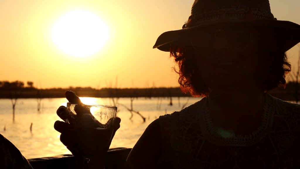 apéritif le soir sur lac Kariba Zimbabwe