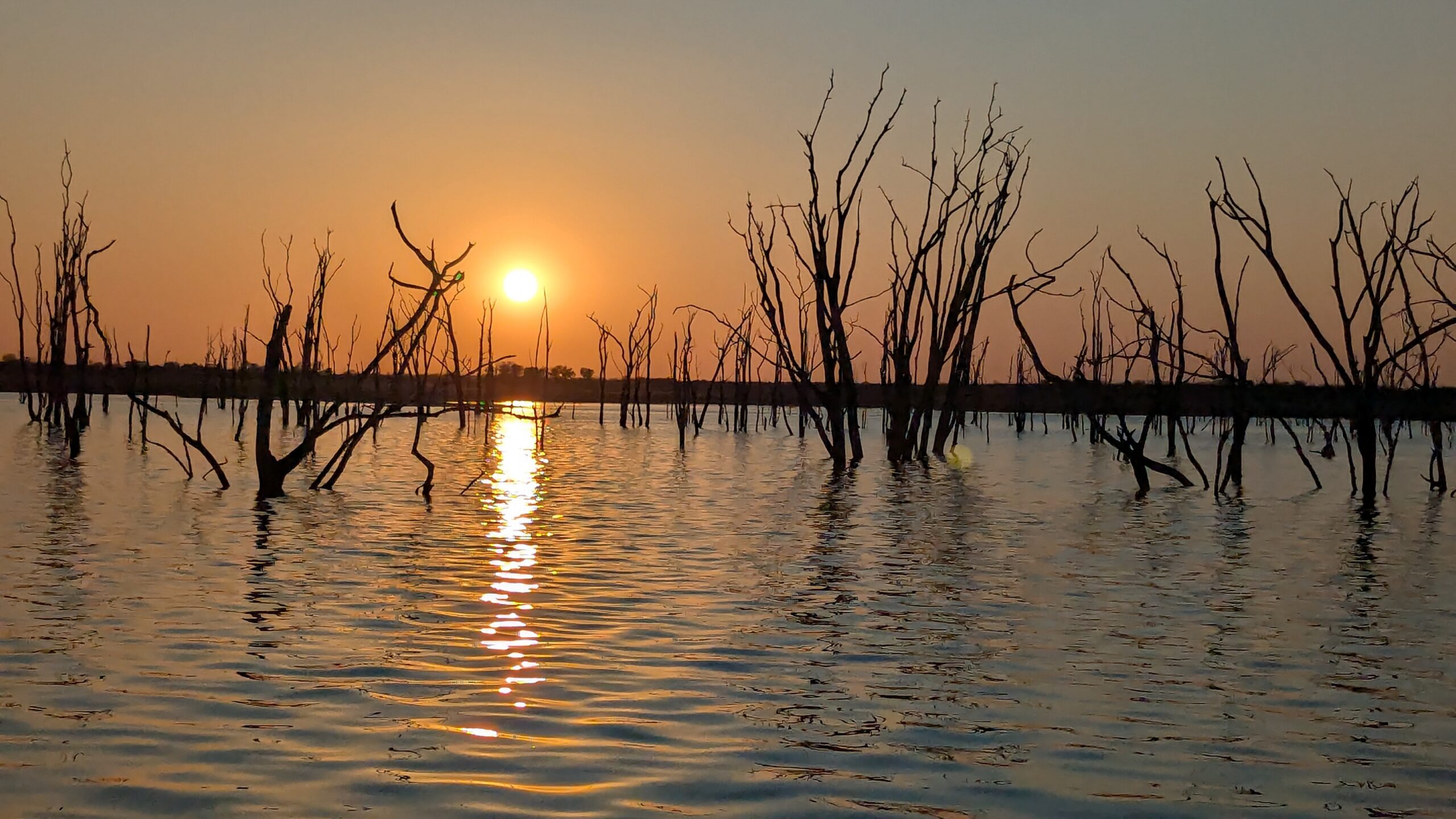 coucher de soleil sur le lac Kariba Zimbabwe